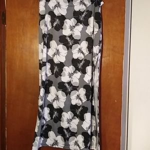 ENT black/white floral skirt. Size 1x